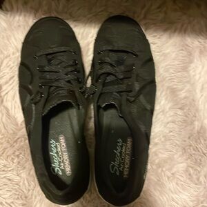 Sketchers memory foam size 9.5
Wore couple of times